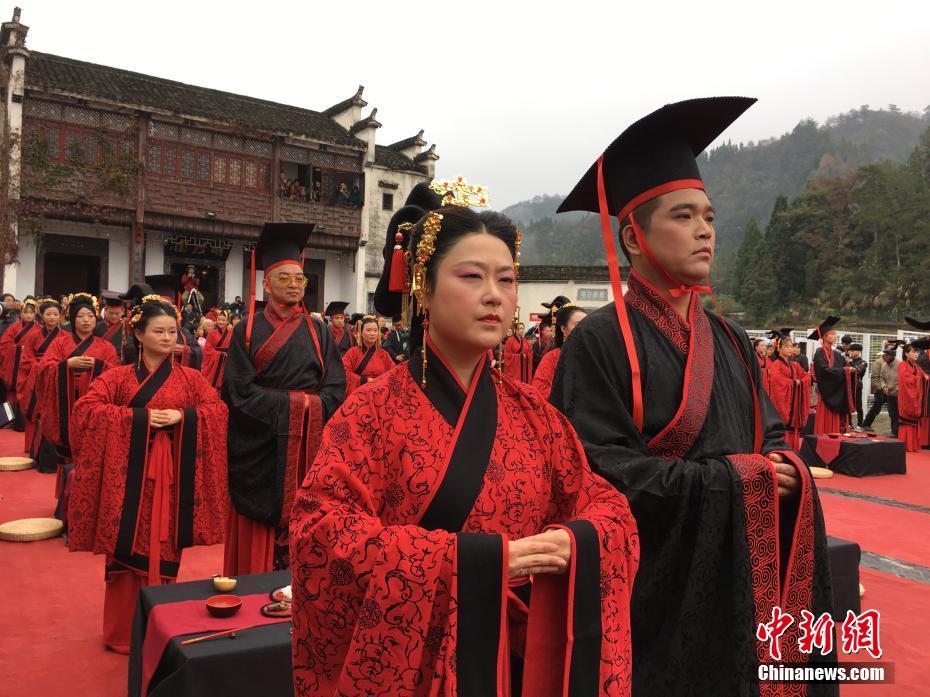 皖南古村落举行传统集体婚礼